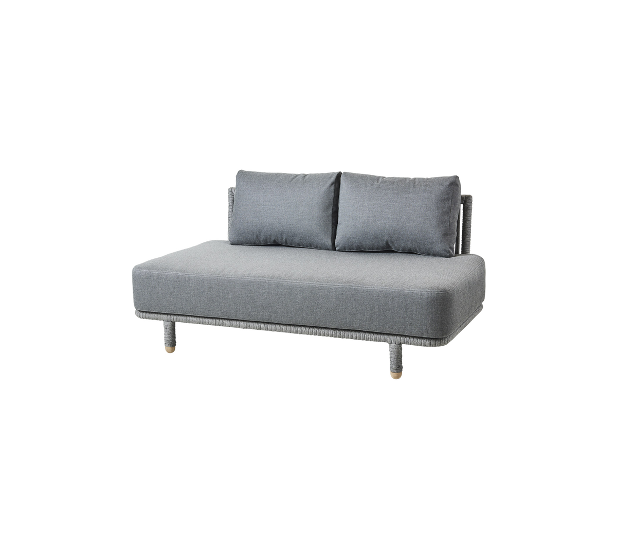 Sofá gris con dos cojines y patas de madera, diseñado para la comodidad y la decoración moderna.