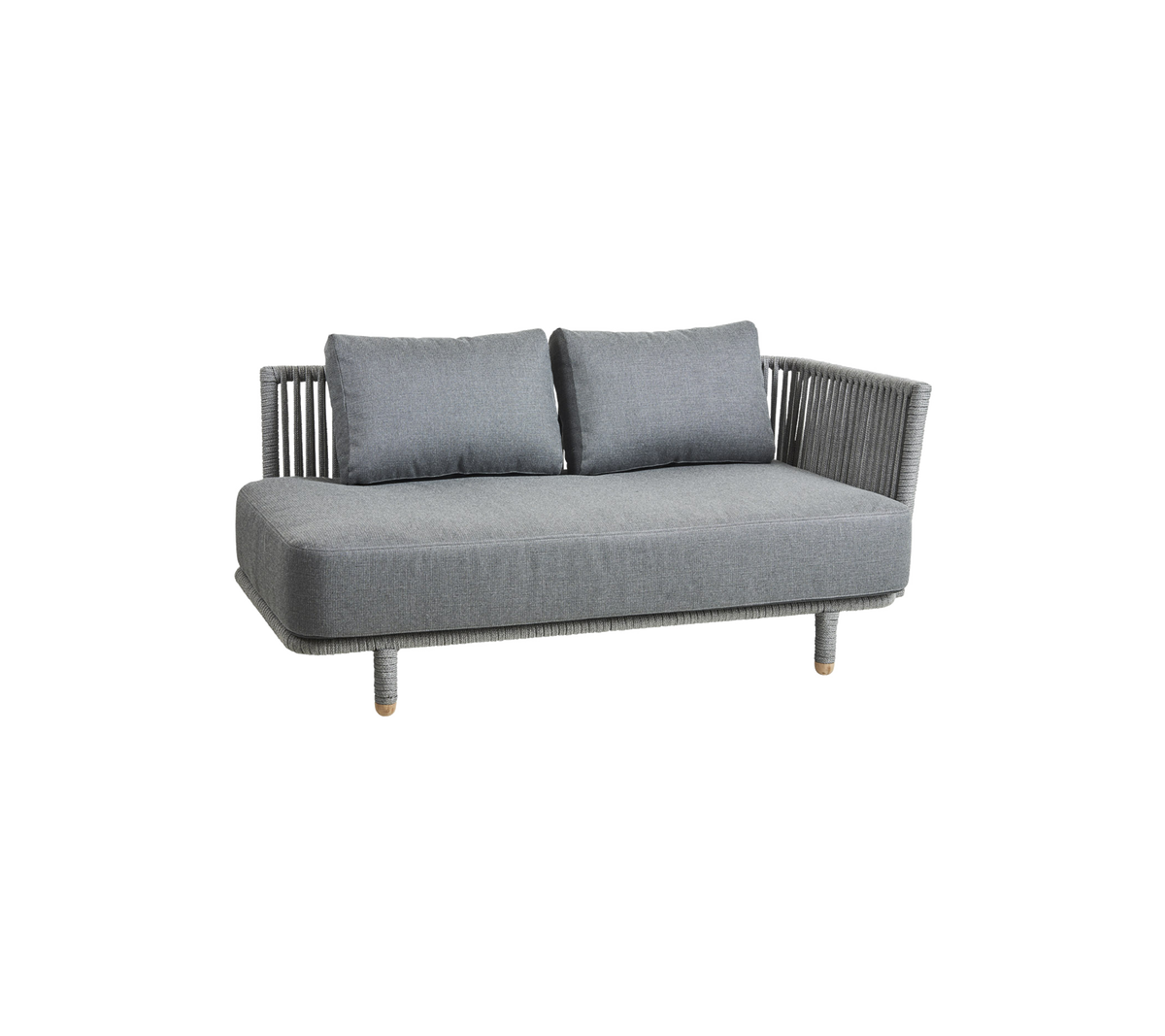 Sofá gris con dos cojines y lados trenzados, ideal para ambientes modernos tanto en interiores como en exteriores.