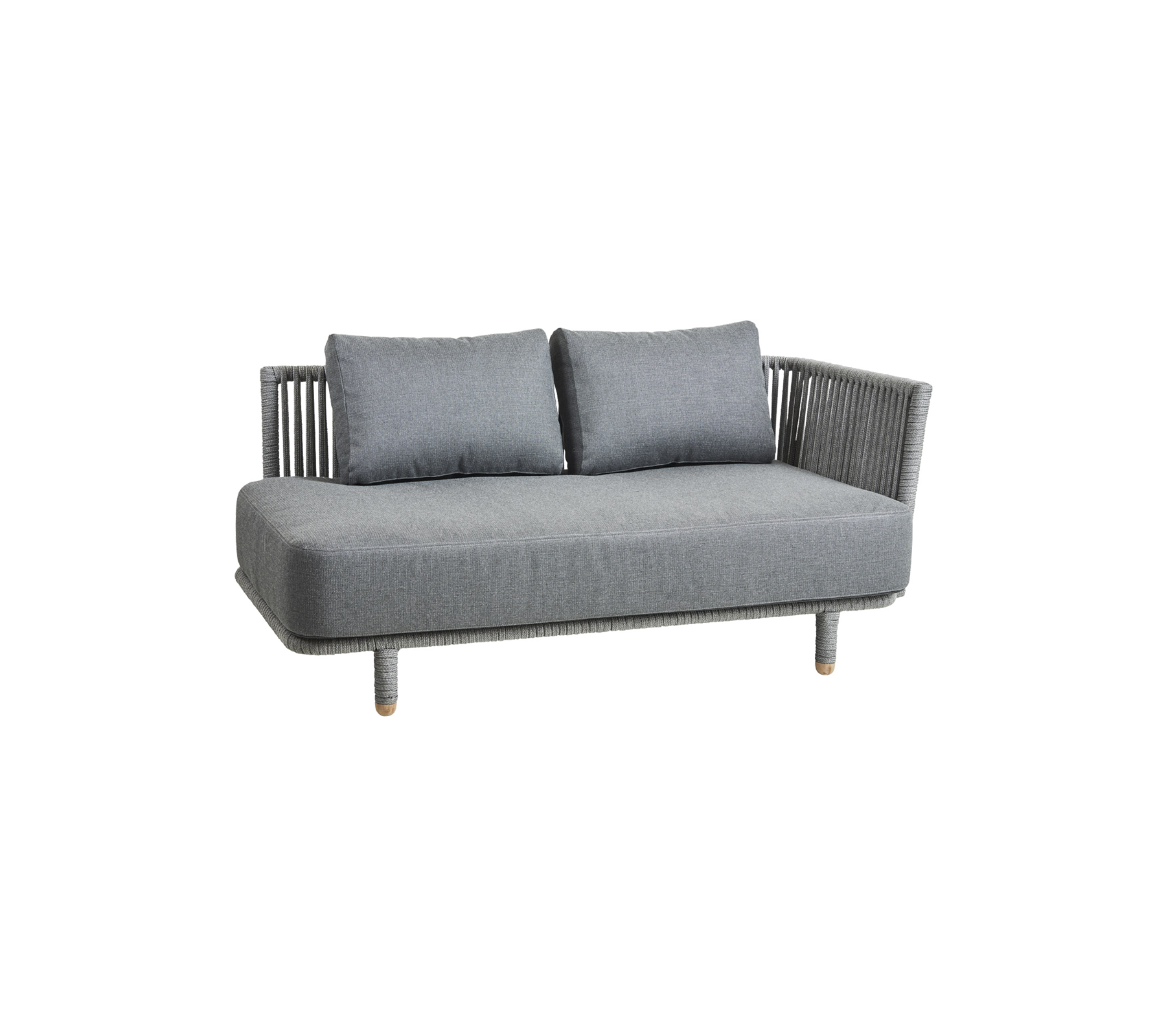 Sofá gris con dos cojines y lados trenzados, ideal para ambientes modernos tanto en interiores como en exteriores.