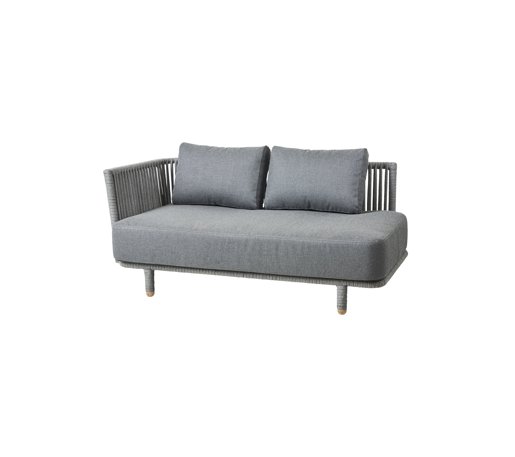 Sofá de exterior gris con dos cojines y un respaldo trenzado, diseñado para la comodidad y el estilo. Ideal para patios o jardines.