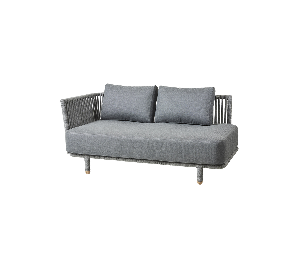 Sofá de exterior gris con dos cojines y un respaldo trenzado, diseñado para la comodidad y el estilo. Ideal para patios o jardines.