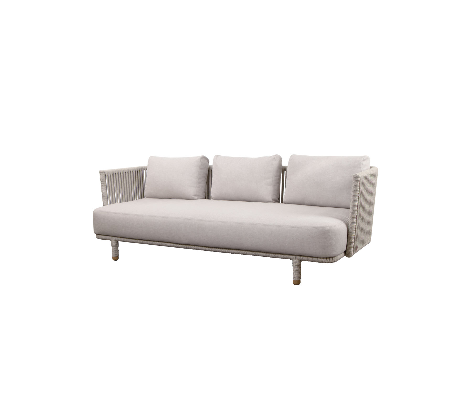 Sofá moderno gris claro con tres cojines y patas de madera, con un diseño acanalado en los brazos. Ideal para espacios de vida elegantes.