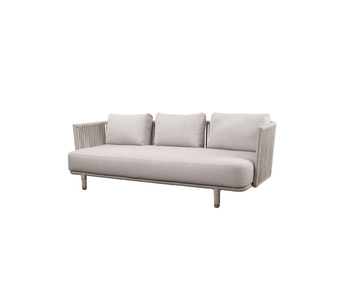 Sofá moderno gris claro con tres cojines y patas de madera, con un diseño acanalado en los brazos. Ideal para espacios de vida elegantes.
