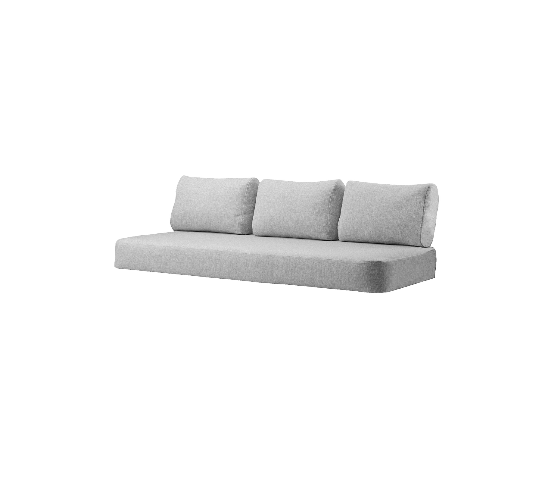 Sofá gris claro con tres cojines mullidos, que presenta un diseño minimalista adecuado para varios estilos de interior.