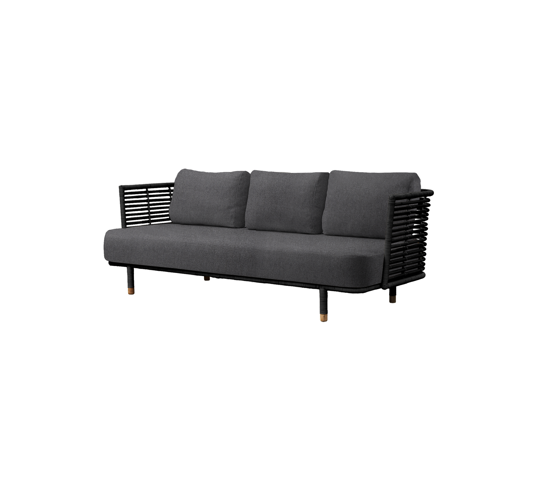 Sofá gris moderno con tres almohadas de felpa y un esqueleto tejido negro elegante, perfecto para una decoración contemporánea.
