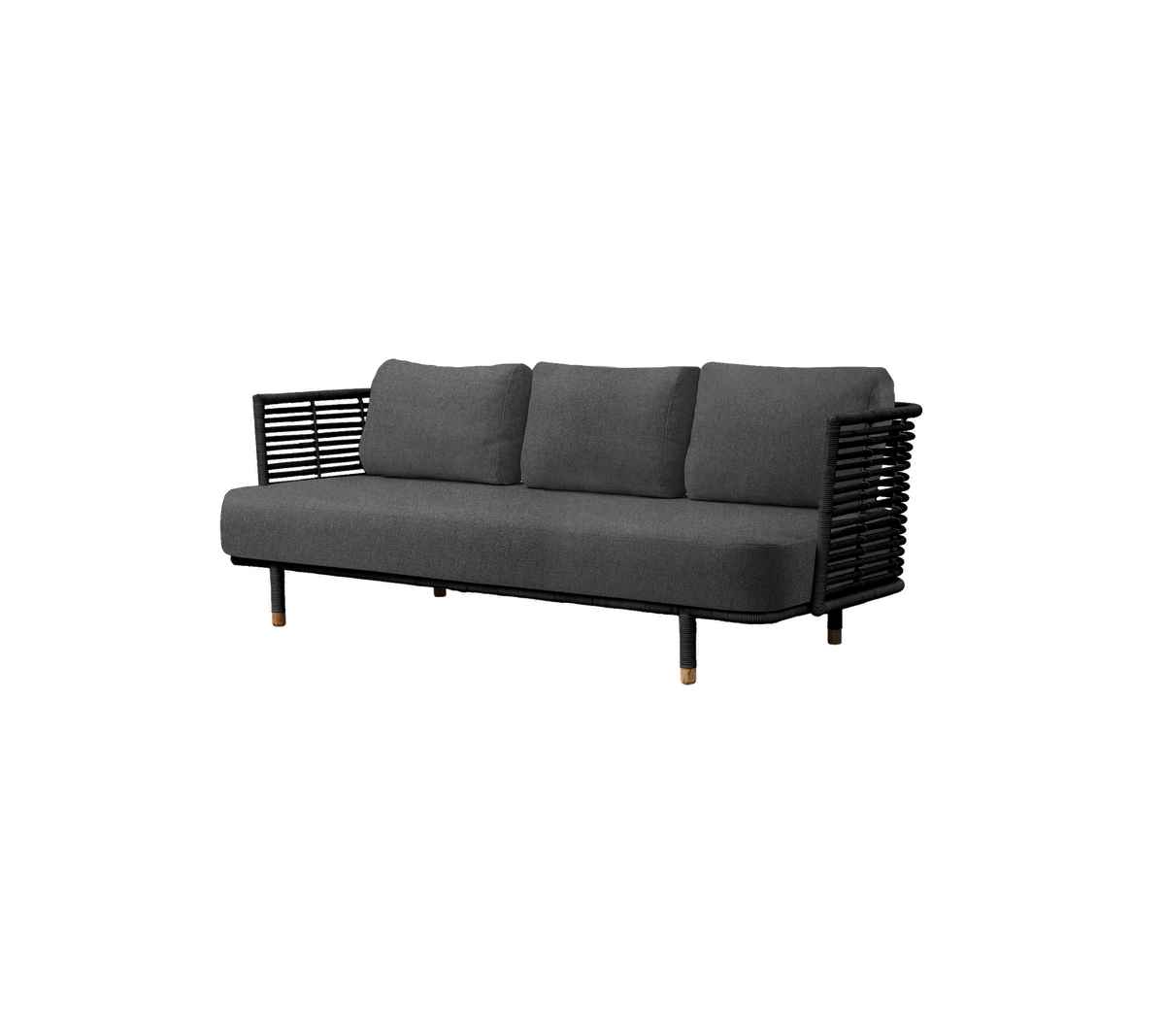 Sofá gris moderno con tres almohadas de felpa y un esqueleto tejido negro elegante, perfecto para una decoración contemporánea.