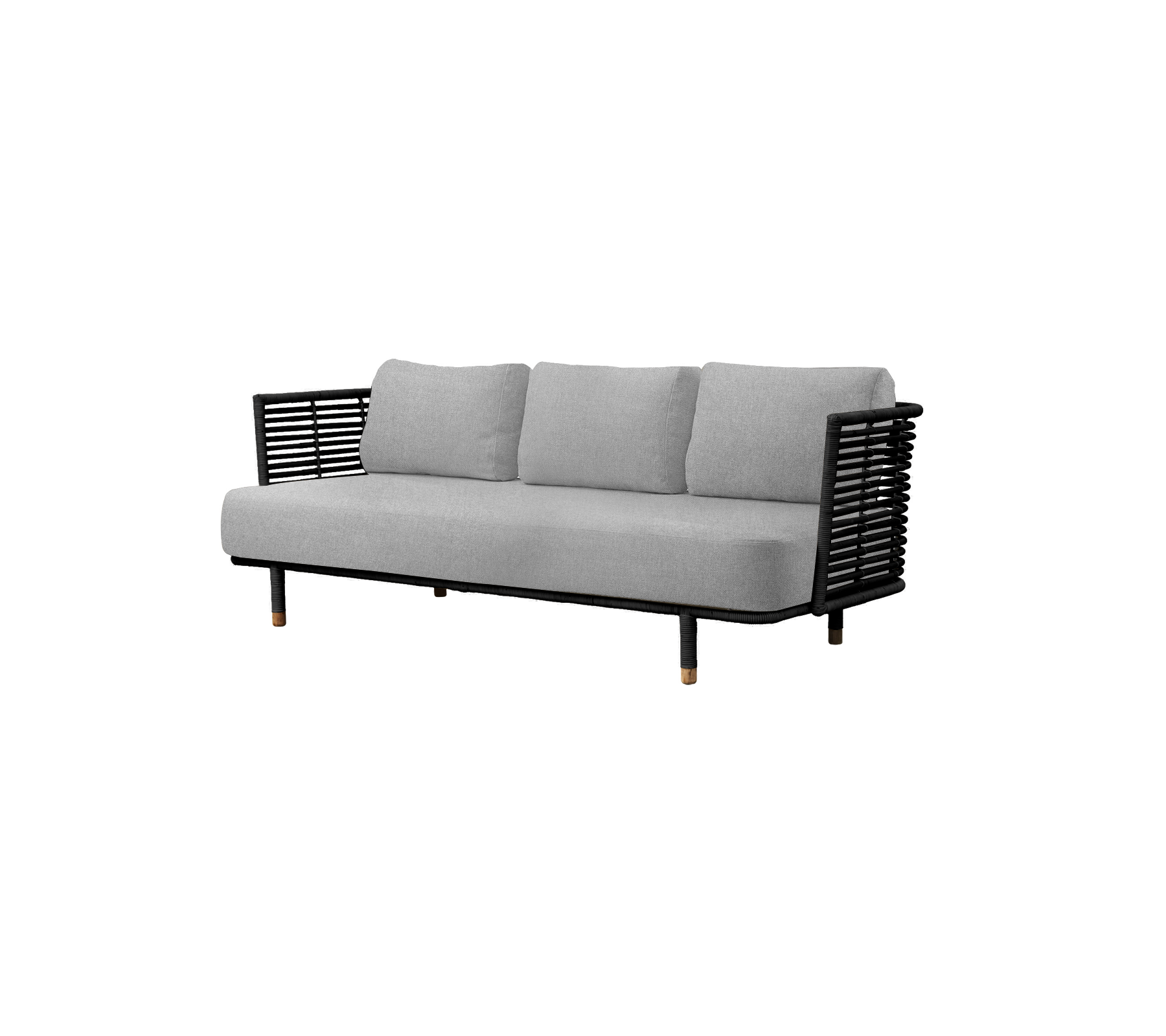 Sofá elegante en gris con tres asientos acolchados y paneles laterales de tejido negro, que ofrece comodidad y diseño modernos.