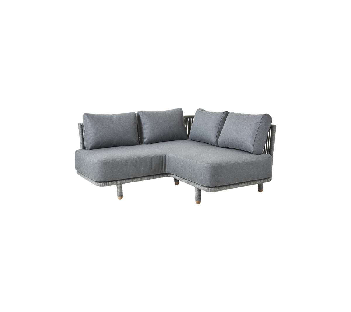 Sofá gris en forma de L con cojines de felpa, con un diseño moderno y patas de madera. Ideal para espacios de vida contemporáneos.