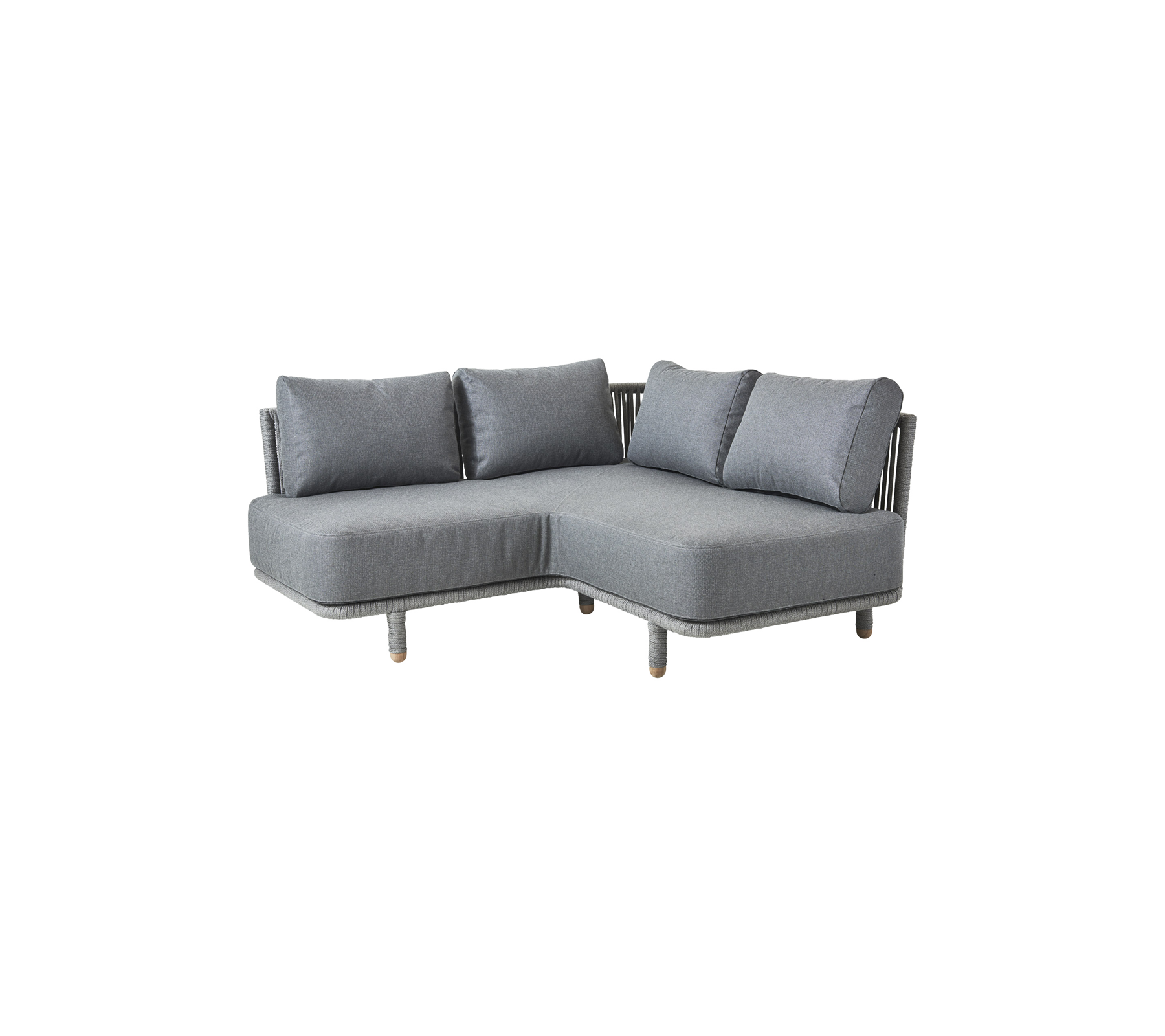 Sofá gris en forma de L con cojines de felpa, con un diseño moderno y patas de madera. Ideal para espacios de vida contemporáneos.