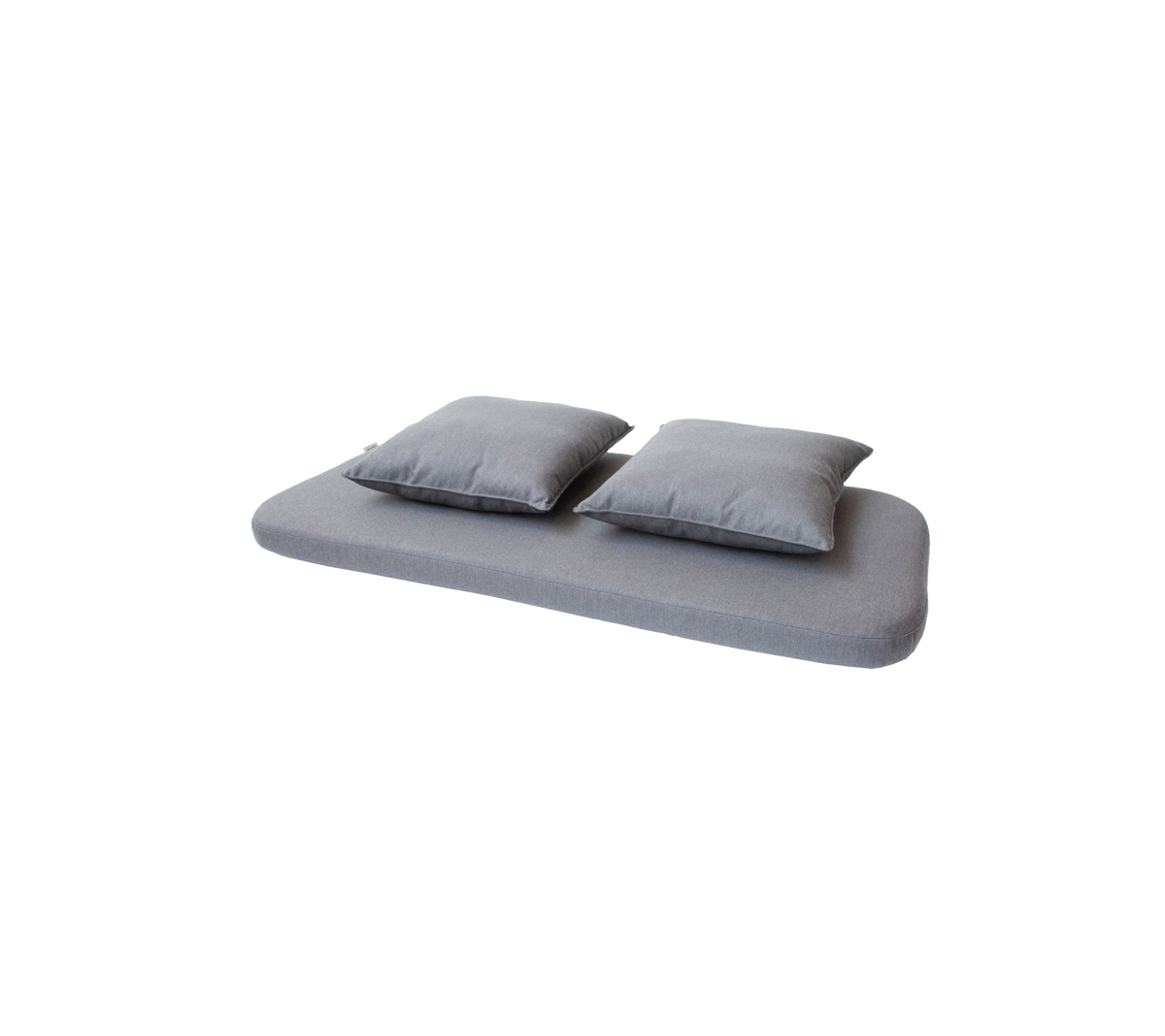 Protector de colchón gris con dos almohadas a juego encima, diseñado para la comodidad y la relajación.