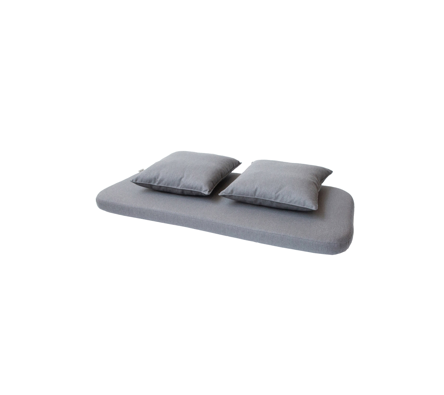Protector de colchón gris con dos almohadas a juego encima, diseñado para la comodidad y la relajación.