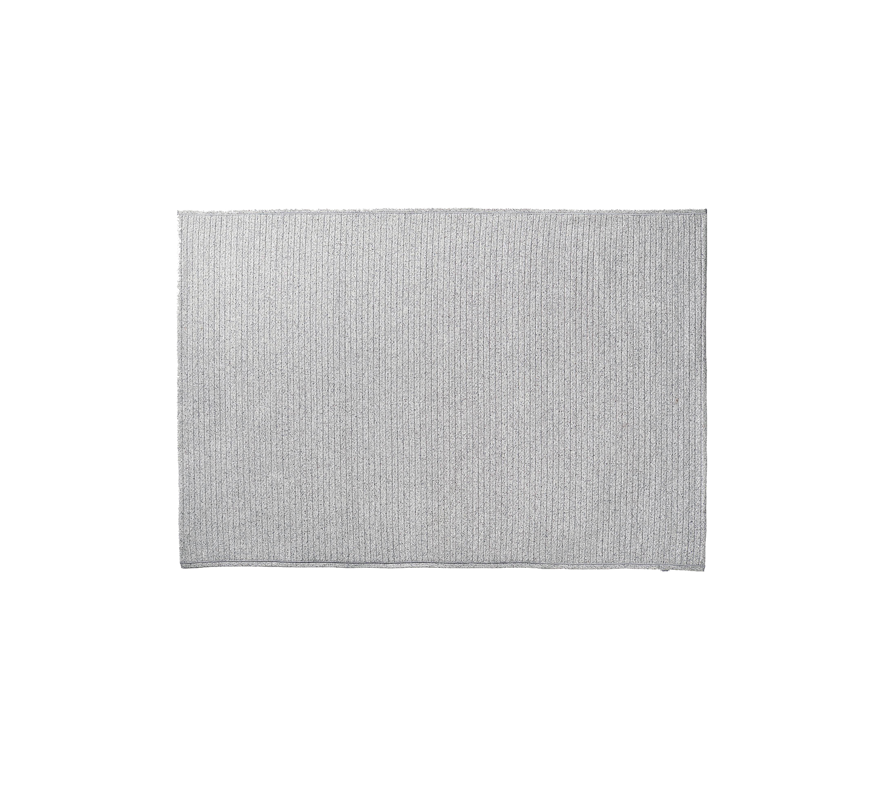 Alfombra rectangular gris con una superficie texturizada, que presenta líneas verticales para una estética elegante y moderna. Adecuada para diversos entornos.