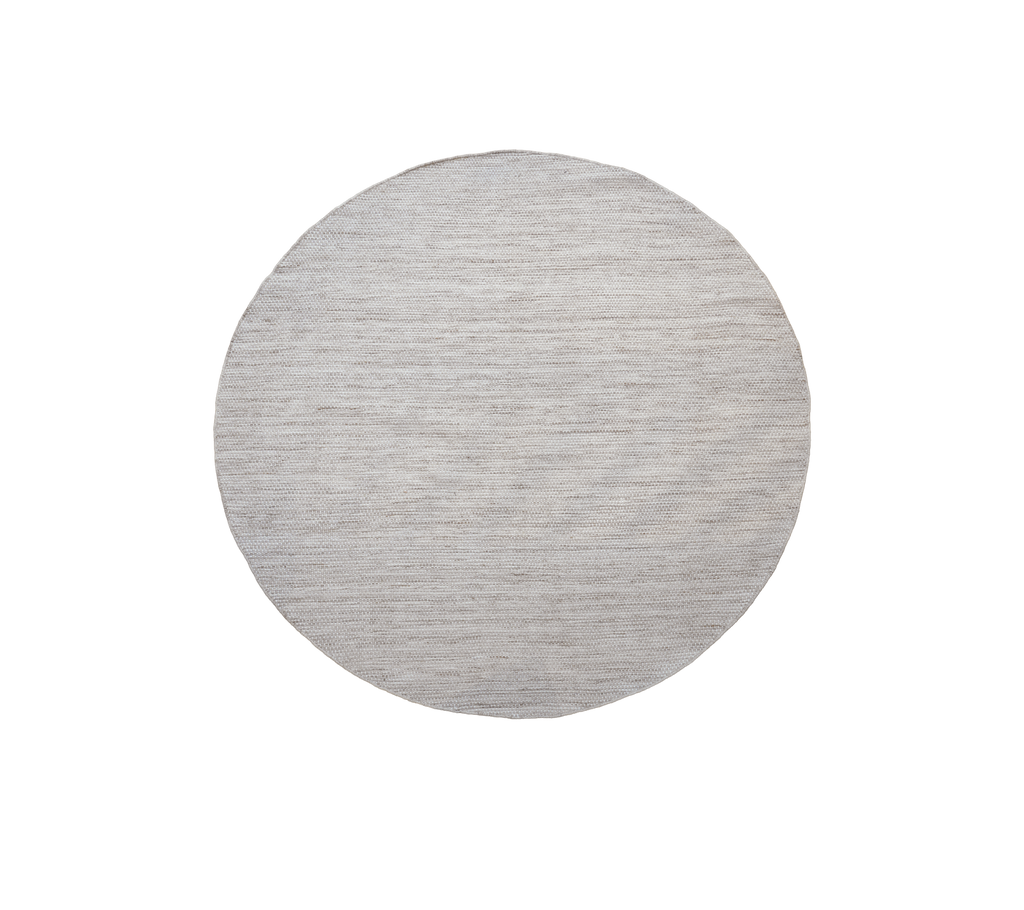 Mesa redonda con un acabado multicolor de arena.