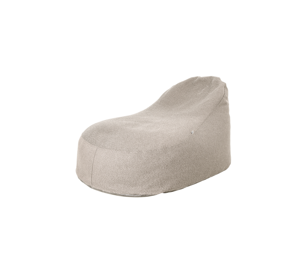 Silla de bolsa de frijoles marrón claro con un diseño simple.