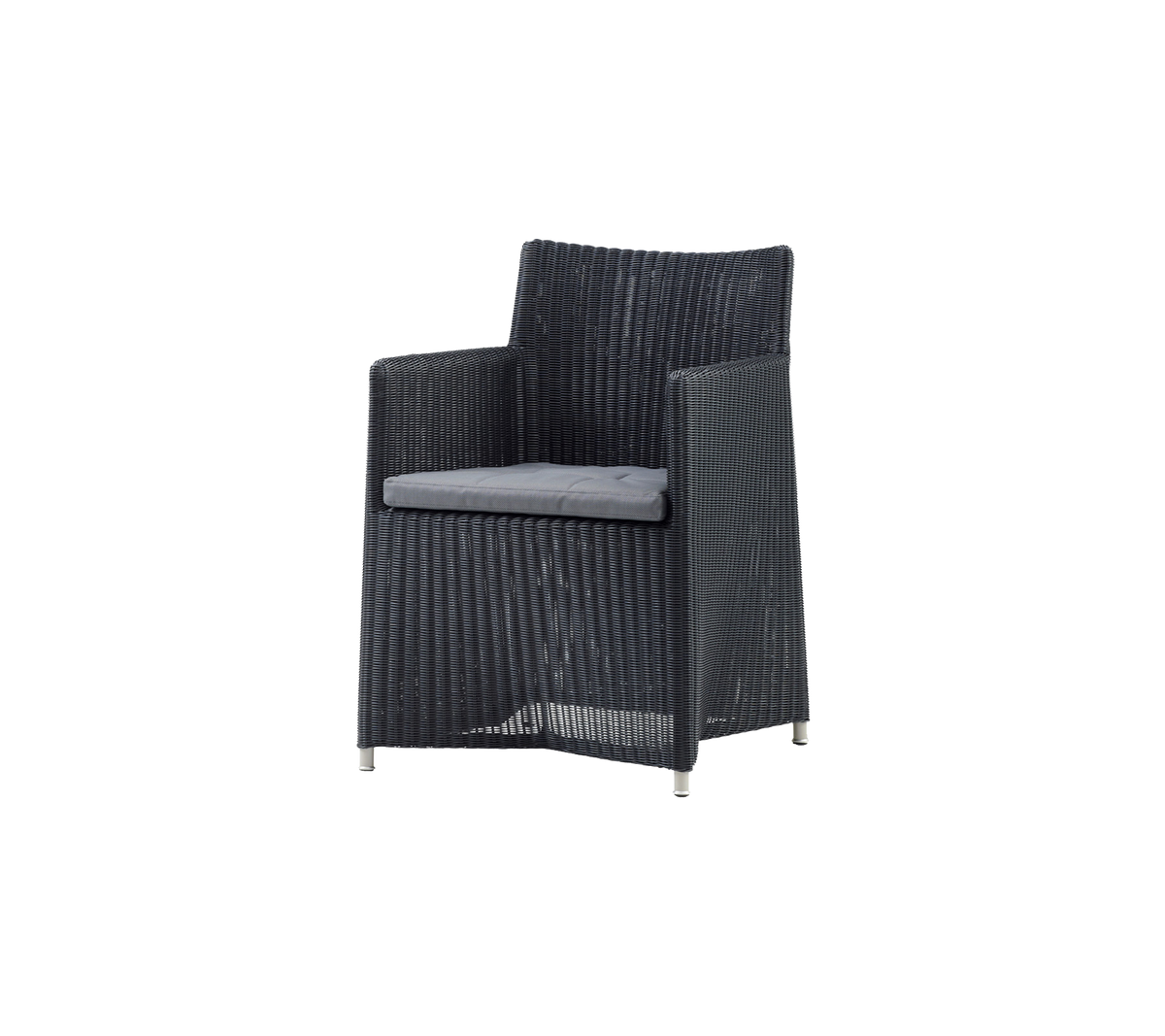 Silla tejida negra estilosa con un suave cojín gris, perfecta para relajarse en cualquier entorno.