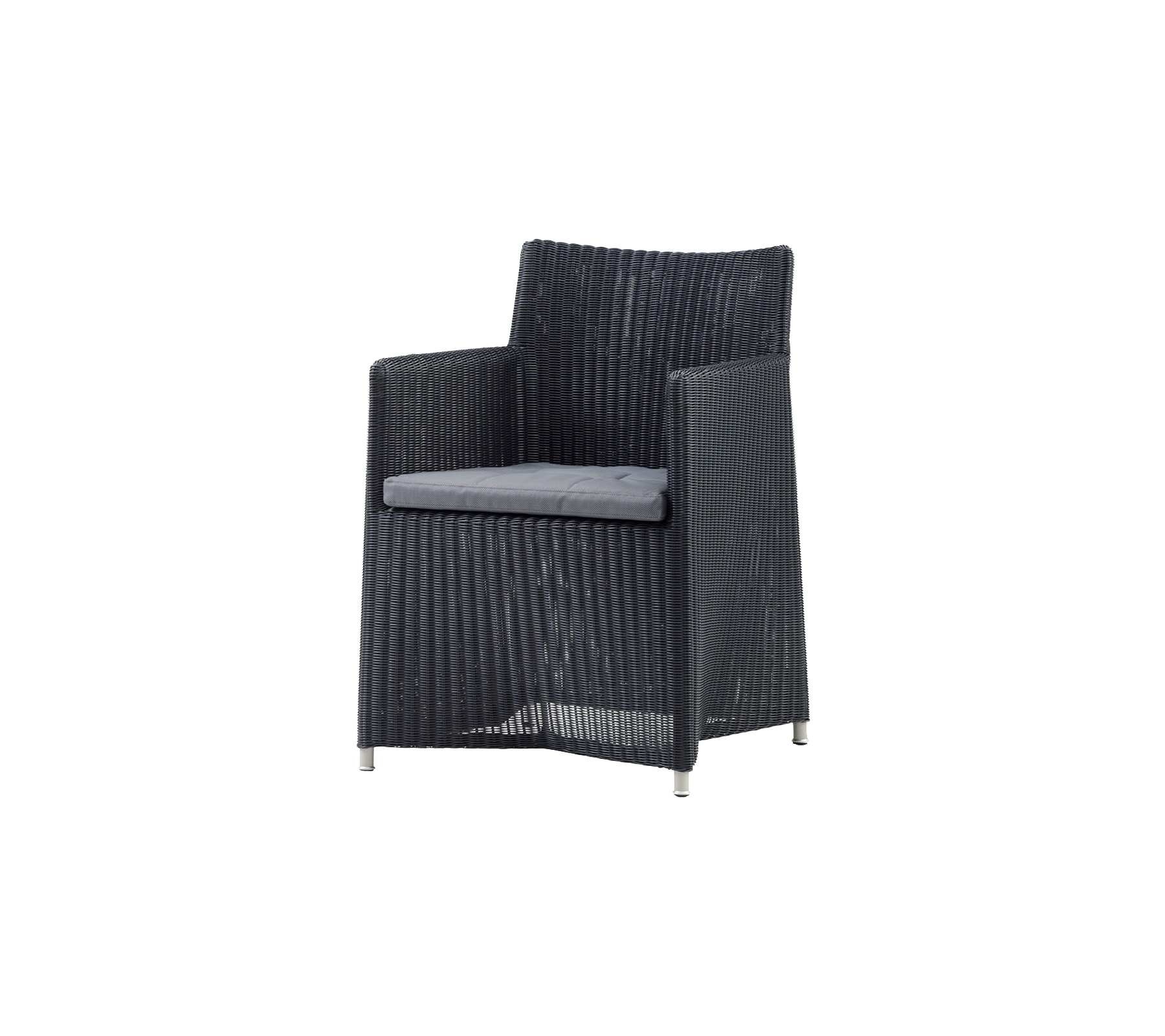 Silla tejida negra estilosa con un suave cojín gris, perfecta para relajarse en cualquier entorno.