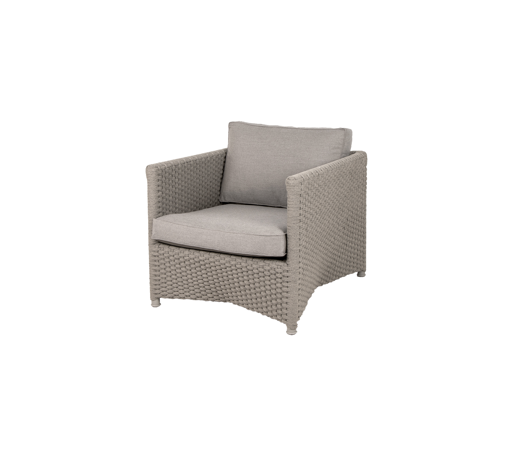 Sillón elegante con una base tejida y suaves cojines grises, perfecto para añadir comodidad y elegancia a cualquier espacio.