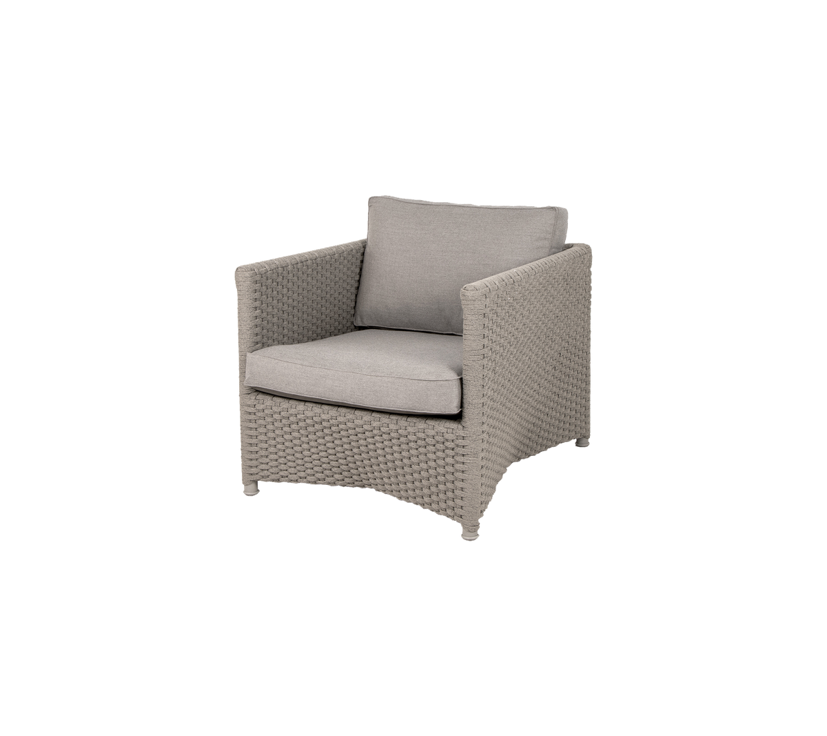 Sillón elegante con una base tejida y suaves cojines grises, perfecto para añadir comodidad y elegancia a cualquier espacio.