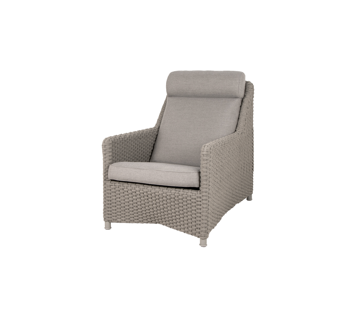 Silla de mimbre con un diseño elegante, con respaldo y asiento acolchados cómodos, diseñada para la relajación y la decoración moderna. Perfecta para descansar y disfrutar del tiempo libre.