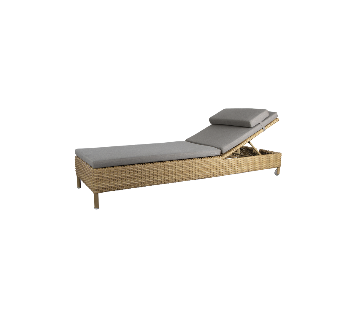 Una silla lounge elegante con un diseño estilizado, un cojín gris y un marco trenzado, ideal para la relajación.