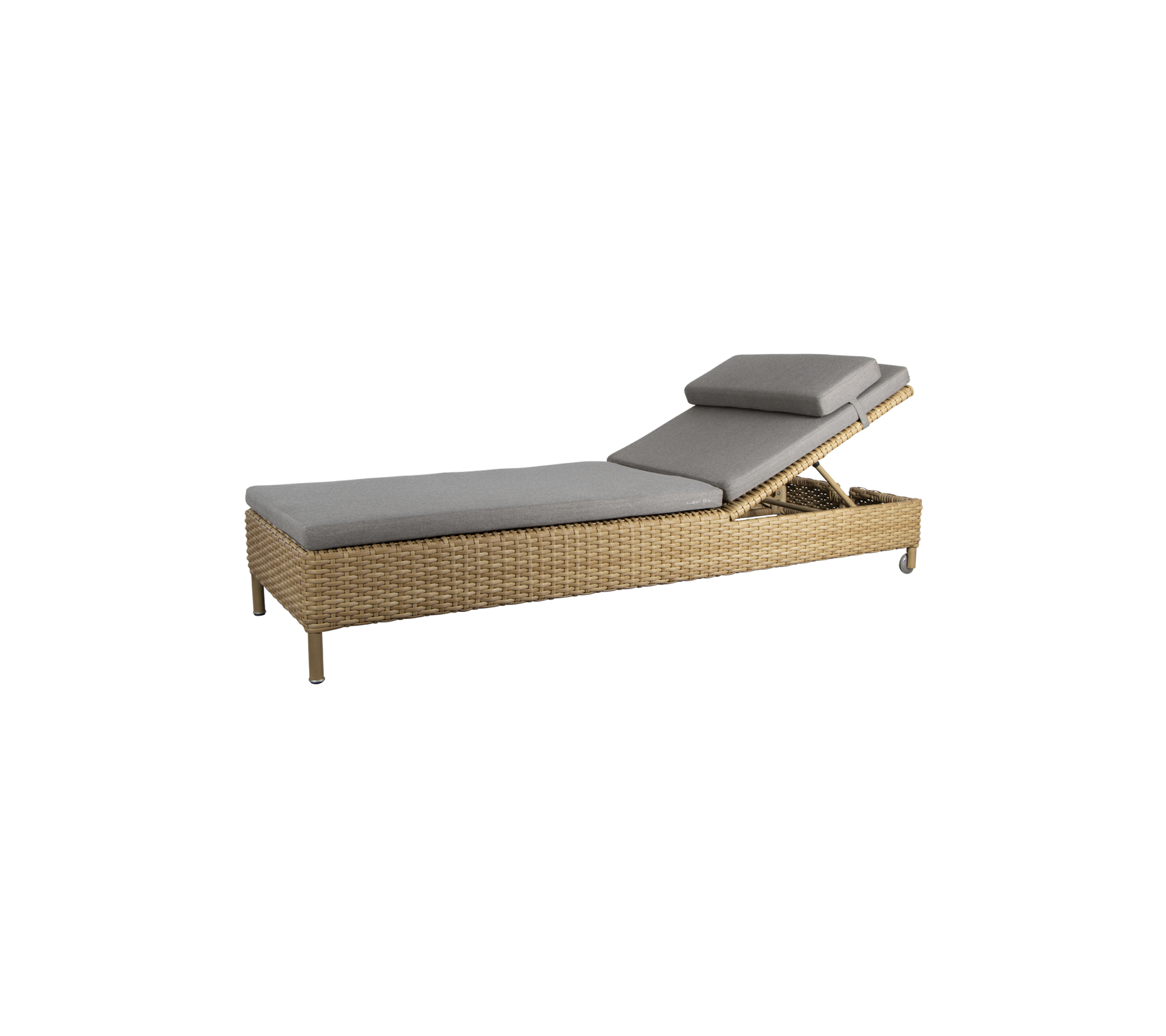 Una silla lounge elegante con un diseño estilizado, un cojín gris y un marco trenzado, ideal para la relajación.