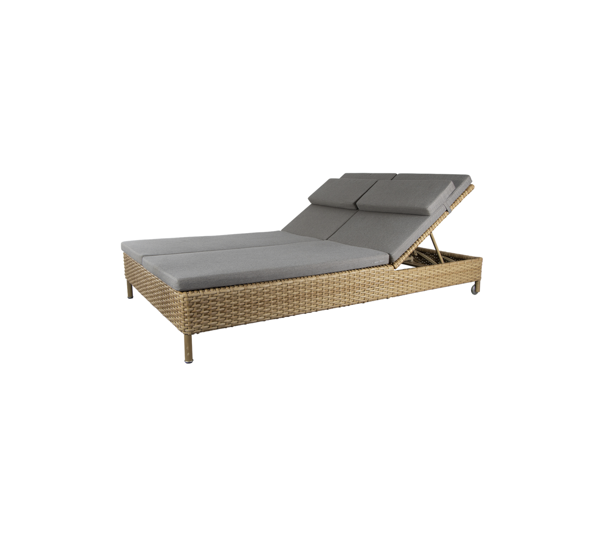 Sillón lounge elegante con base de mimbre natural y cojines grises, con respaldo ajustable para mayor comodidad. Perfecto para relajarse.