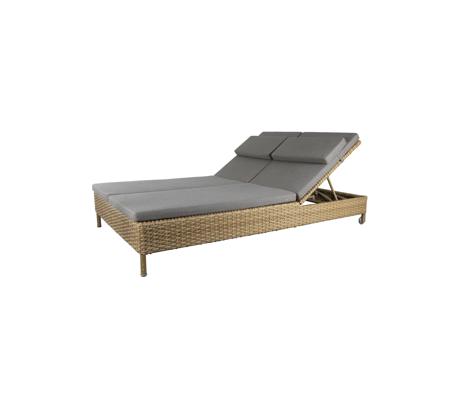 Sillón lounge elegante con base de mimbre natural y cojines grises, con respaldo ajustable para mayor comodidad. Perfecto para relajarse.