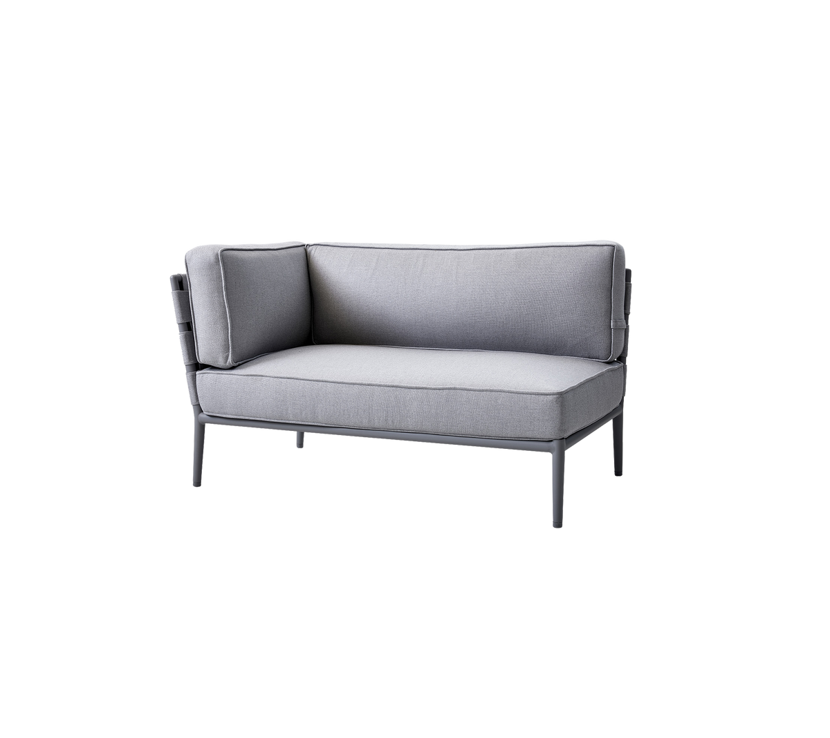 Sofá gris de dos plazas con cojines de felpa y un elegante marco de metal, diseñado para la comodidad y la estética moderna.