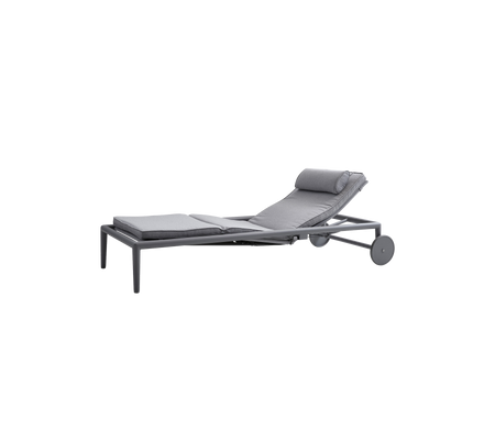 Una silla de lounge gris ajustable con asiento acolchado y reposacabezas, diseñada para la relajación y la comodidad.