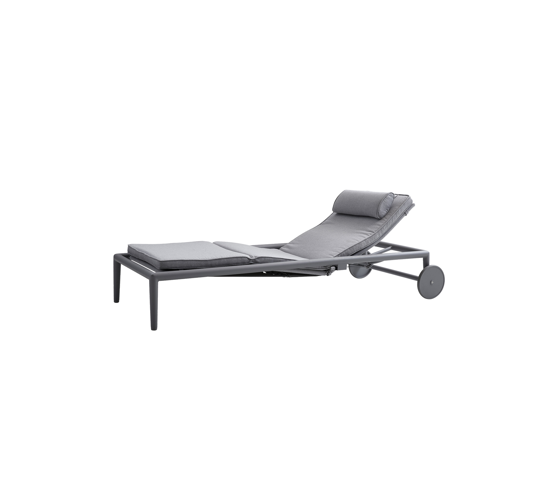 Una silla de lounge gris ajustable con asiento acolchado y reposacabezas, diseñada para la relajación y la comodidad.