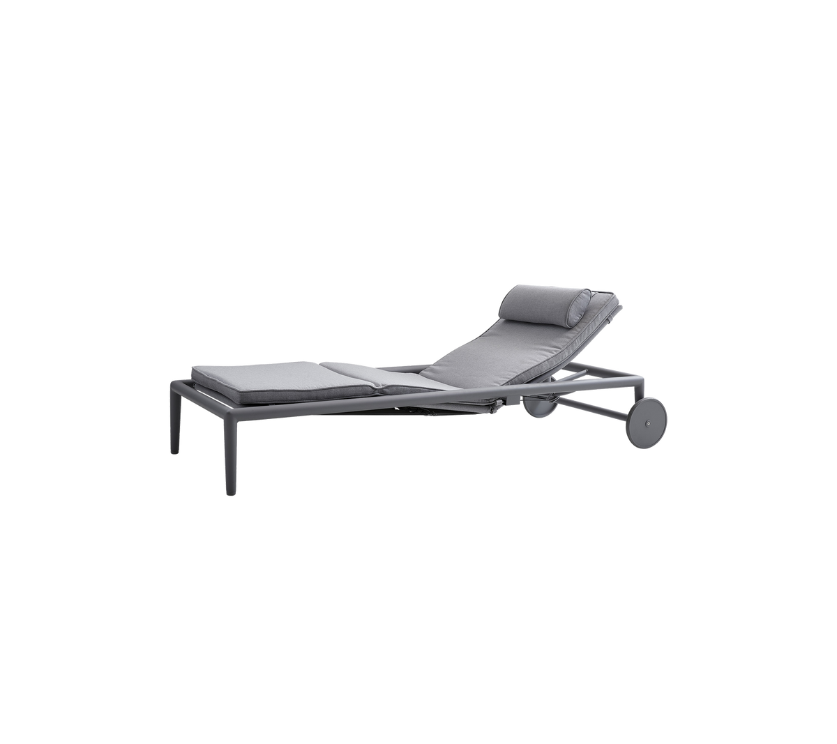 Una silla de lounge gris ajustable con asiento acolchado y reposacabezas, diseñada para la relajación y la comodidad.