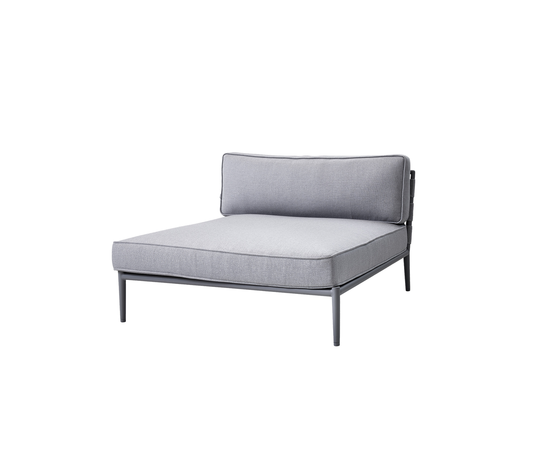 Sillón lounge gris tapizado con un diseño minimalista y un marco de metal elegante, con un respaldo y un área de asientos espaciosa.