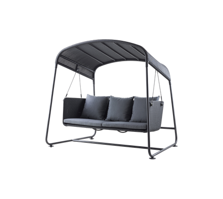 Silla oscilante elegante con un dosel curvado, que cuenta con tres asientos acolchados y un marco resistente, perfecta para relajarse y estar cómodo.