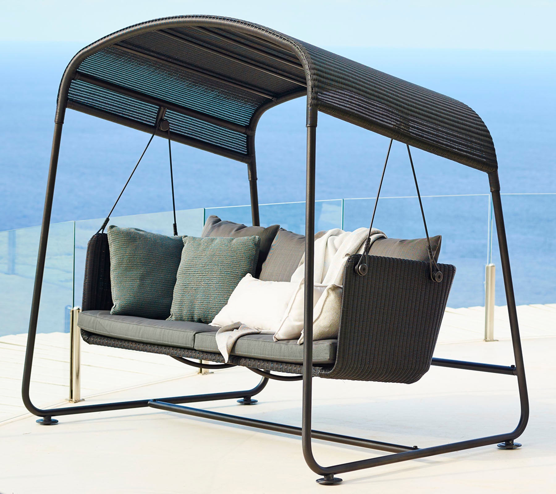 Asiento colgante elegante con un diseño moderno, que cuenta con cojines mullidos y un marco elegante, perfecto para relajarse.