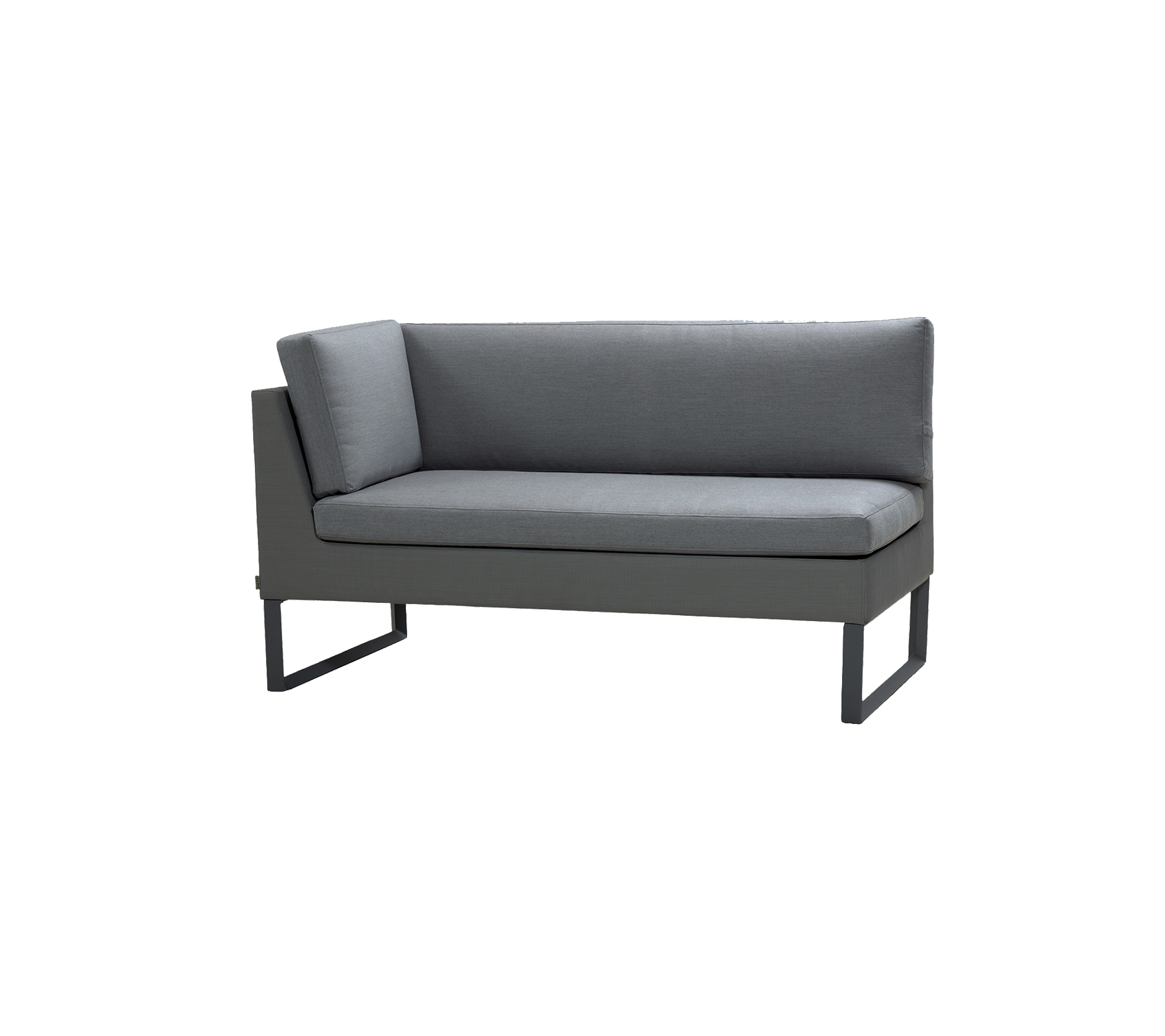 Sofá gris de dos plazas con líneas simples y un diseño moderno, que cuenta con asientos acolchados y un elegante armazón de metal.