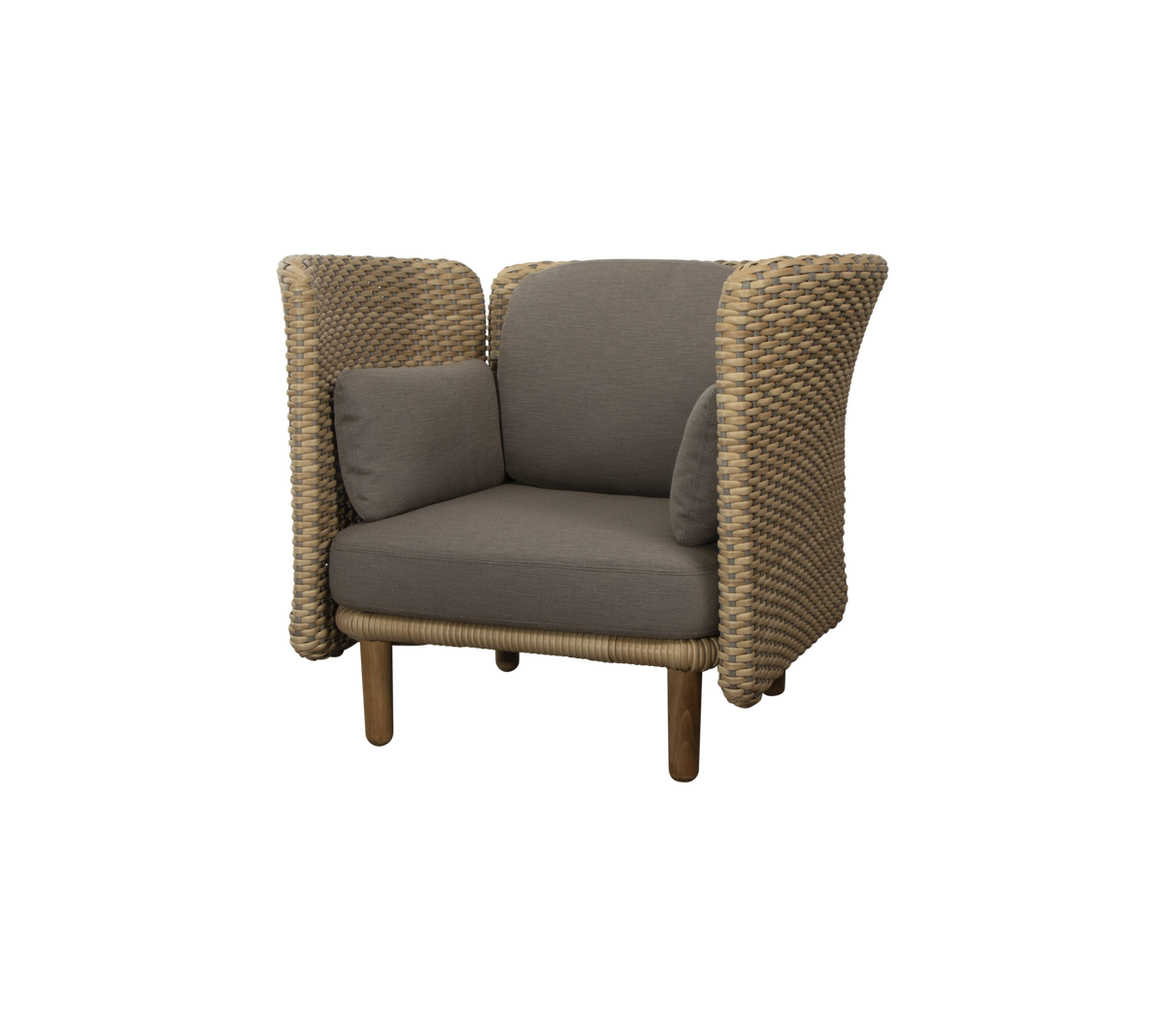 Sillón elegante con lados trenzados y un cojín de asiento de felpa, perfecto para la comodidad y la estética del diseño moderno.