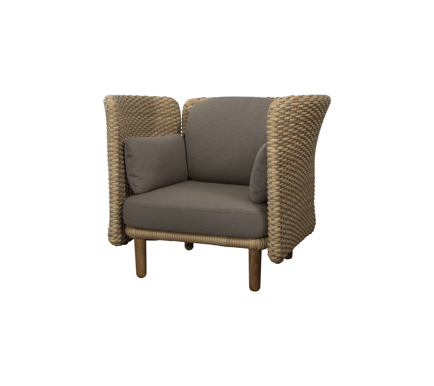 Sillón elegante con lados trenzados y un cojín de asiento de felpa, perfecto para la comodidad y la estética del diseño moderno.