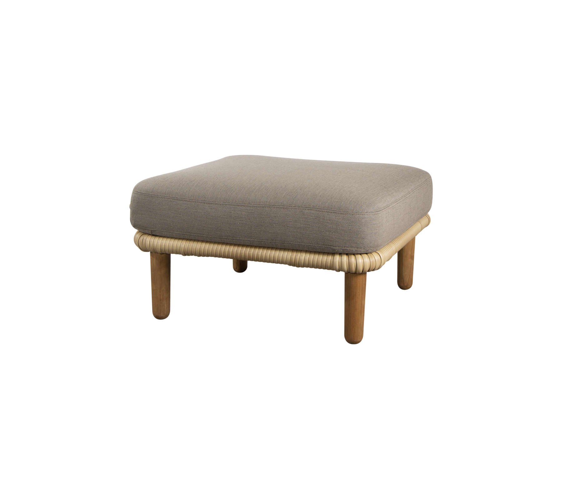 Un ottomán cuadrado acolchado con patas de madera y un borde tejido, diseñado para asientos versátiles y relajación.