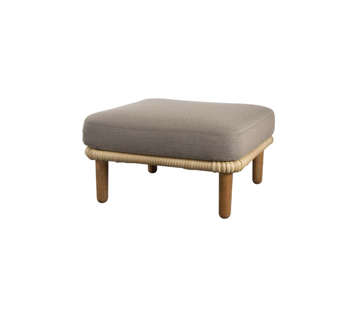 Un ottomán cuadrado acolchado con patas de madera y un borde tejido, diseñado para asientos versátiles y relajación.