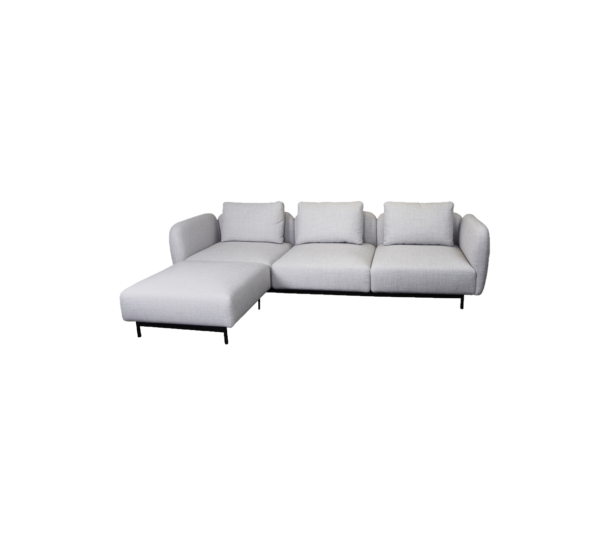 Sofá contemporáneo en forma de L de tela gris claro con cojines mullidos y patas afiladas, ideal para espacios de vida modernos.