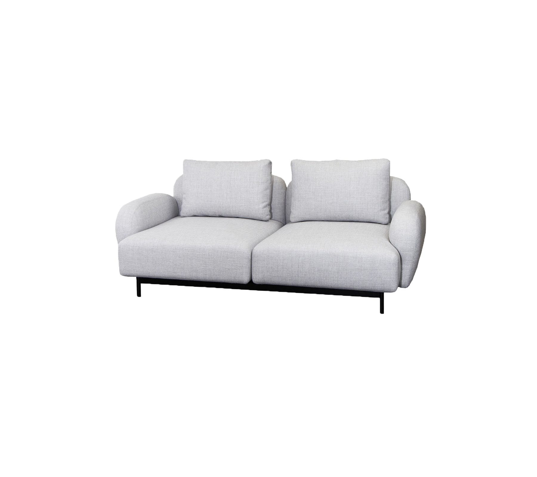 Un sofá moderno de dos plazas en tela gris claro con cojines suaves y una base negra elegante, que ofrece comodidad y estilo.