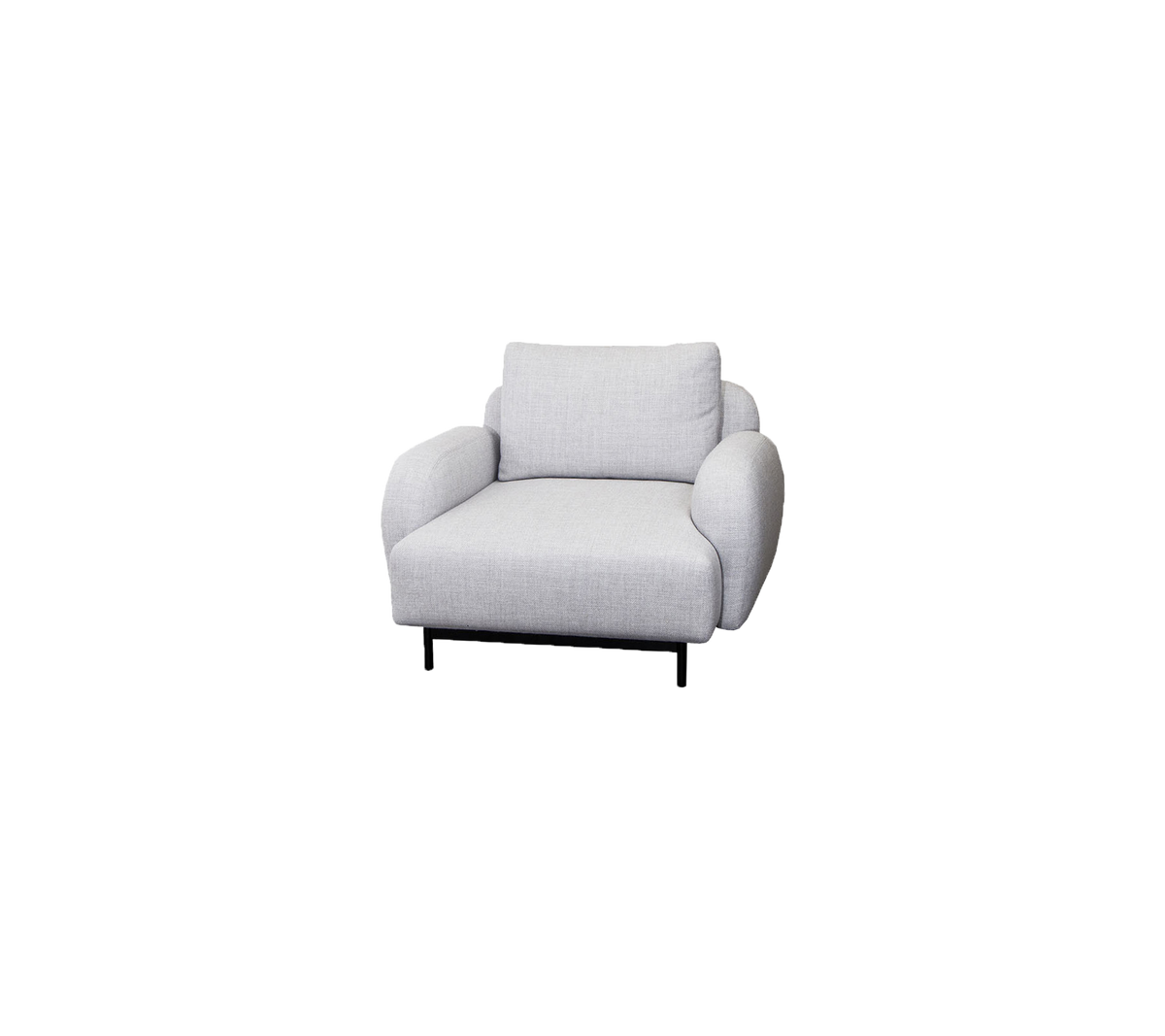 Sillón cómodo de color gris claro con brazos redondeados y cojines suaves, que presenta patas negras elegantes para un toque moderno.