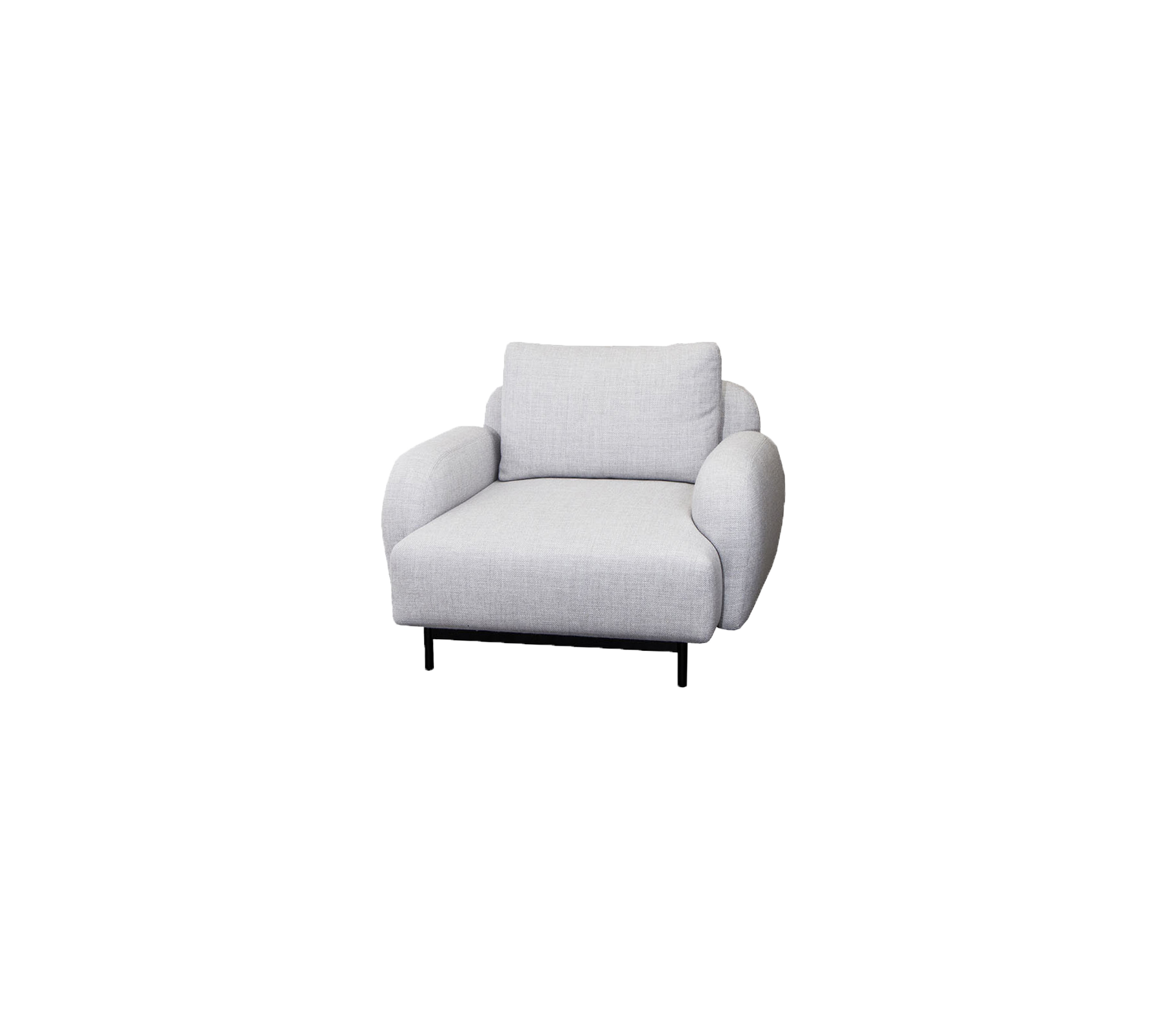 Sillón cómodo de color gris claro con brazos redondeados y cojines suaves, que presenta patas negras elegantes para un toque moderno.