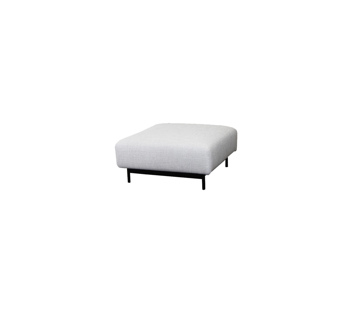 Ottomán cuadrado con una superficie de tela gris claro y patas negras elegantes, perfecto para opciones de asiento versátiles o reposapiés.
