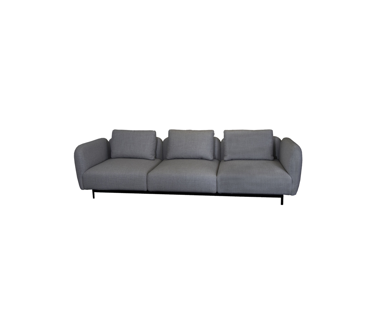 Un sofá moderno y elegante con un diseño minimalista que cuenta con tres cojines suaves y una silueta limpia y sencilla en tapicería gris.