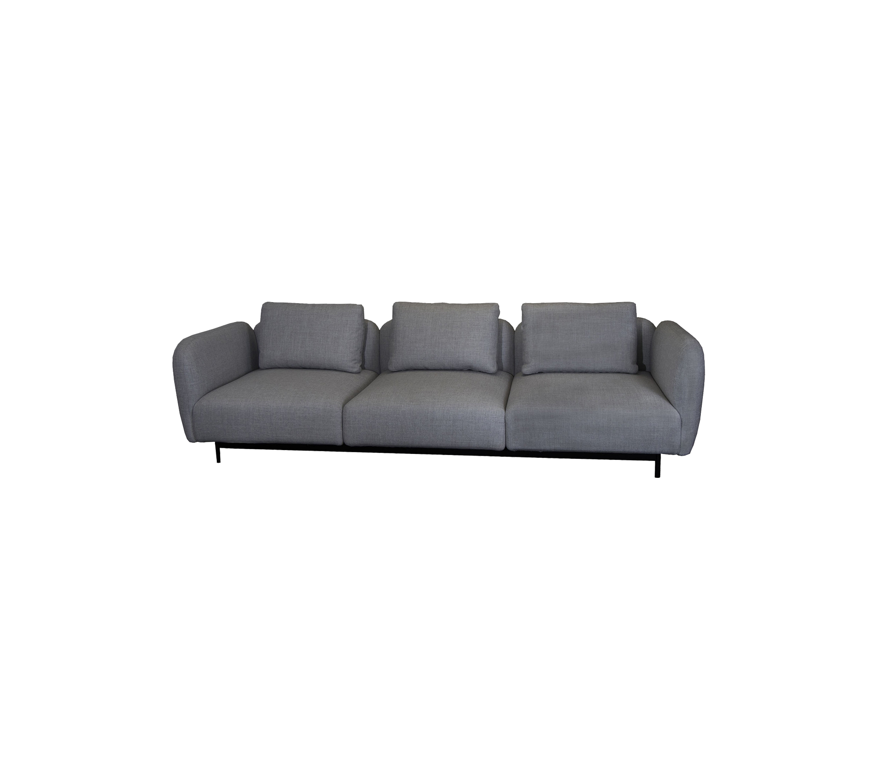 Un sofá moderno y elegante con un diseño minimalista que cuenta con tres cojines suaves y una silueta limpia y sencilla en tapicería gris.