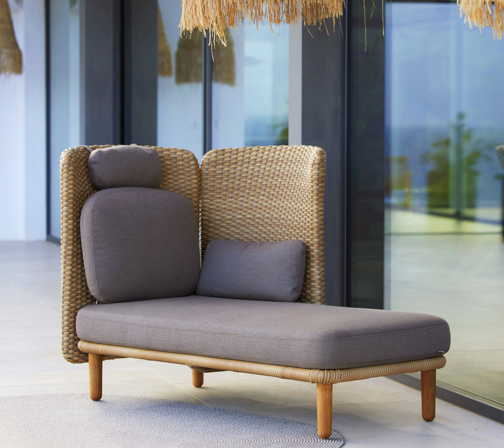 Módulo de sofá de dos plazas cómodo con respaldo tejido y asiento acolchado, diseñado para un lounging relajado. Ideal para espacios al aire libre.