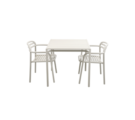 Una mesa de color claro con dos sillas a juego, que presenta un diseño elegante adecuado para comidas informales o reuniones.