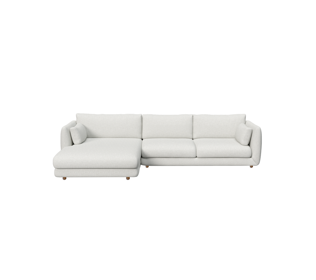 Sofa seccional gris claro con diseño minimalista y cojines suaves.