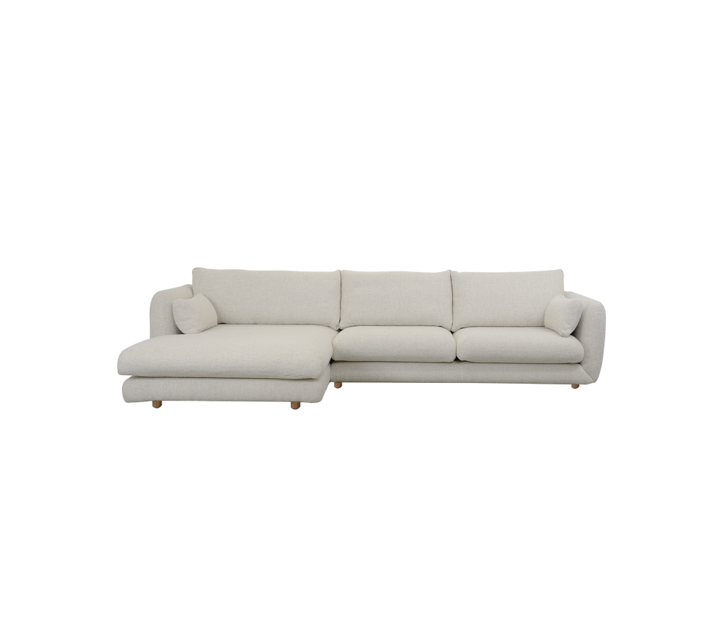 Sofá moderno color arena con diseño de chaise longue.